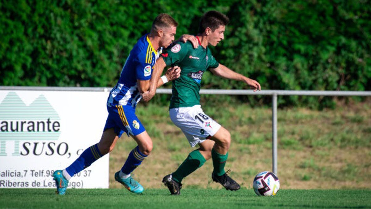 Un instante del choque entre la Ponferradina y el Racing de Ferrol. | RACING DE FERROL