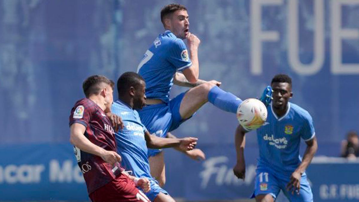 Diéguez corta un balón durante su etapa en el Fuenlabrada. | LALIGA