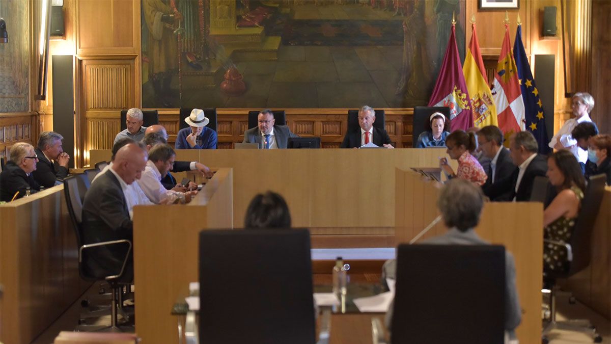 Un momento del pleno celebrado este miércoles en el Palacio de los Guzmanes. | S.A.