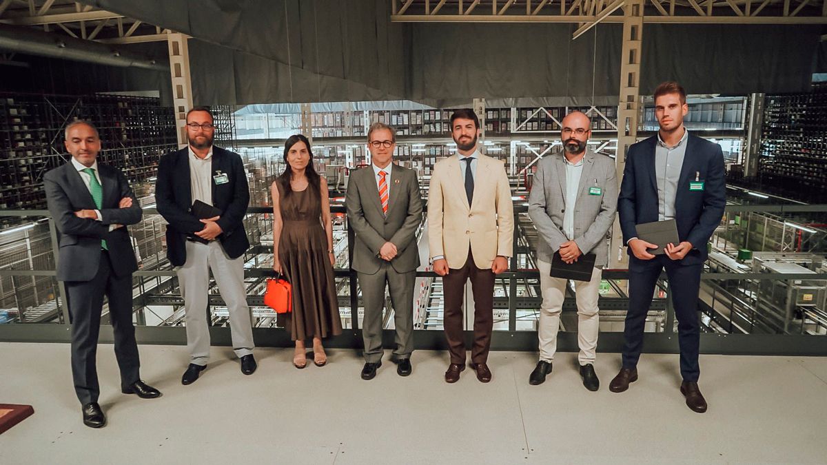 El vicepresidente de la Junta, Juan García-Gallardo y el consejero de Industria, Mariano Veganzones, junto a los responsables de Mercadona en Villadangos. | L.N.C. El vicepresidente de la Junta, Juan García-Gallardo y el consejero de Industria, Mariano Veganzones, junto a los responsables de Mercadona en Villadangos. | L.N.C.