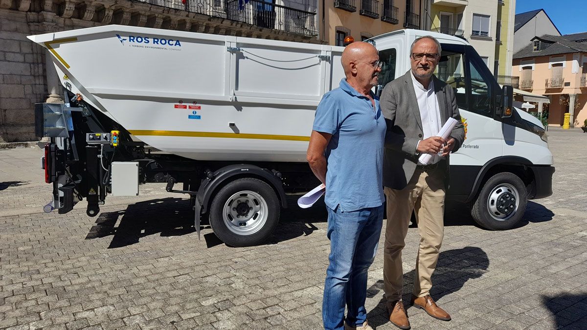 Entrega del nuevo vehículo al Ayuntamiento. | MAR IGLESIAS Entrega del nuevo vehículo al Ayuntamiento. | MAR IGLESIAS
