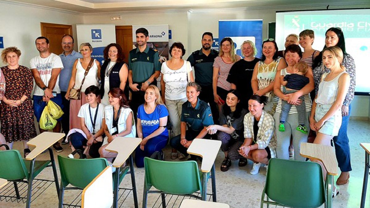 Foto de familia de la Guardia Civil y los refugiados ucranianos tras la charla. | L.N.C.