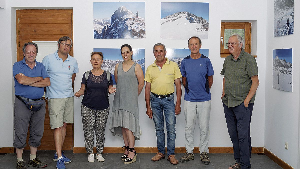 Asistentes de la inauguración de la muestra en Valdelugueros.