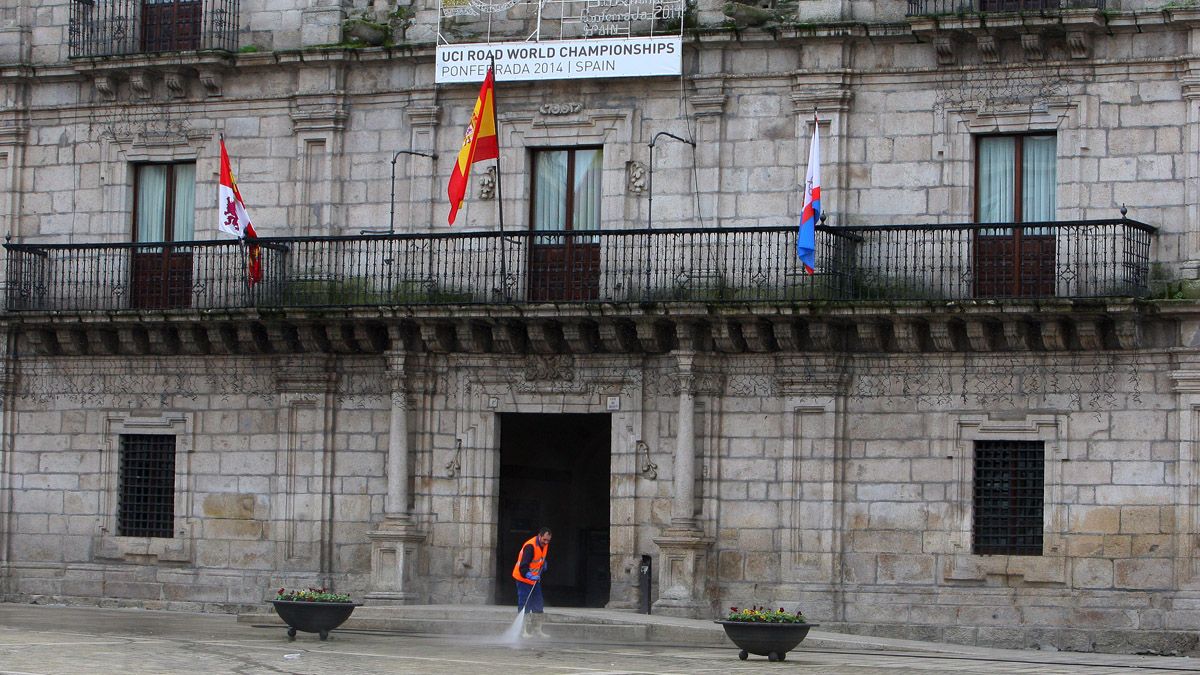 Un operario del servicio de limpieza del Ayuntamiento de Ponferrada. | C. S. (Ical)