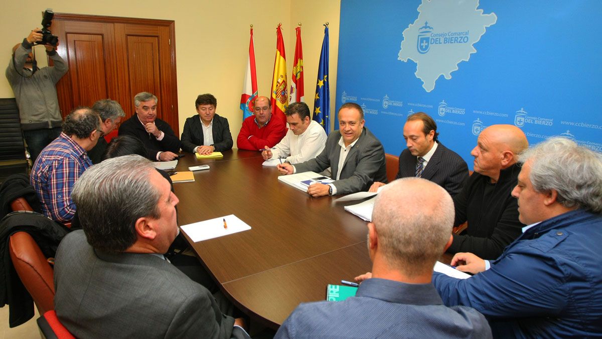 Reunión celebrada este jueves en el Consejo Comarcal con representantes políticos, empresariales y sindicales. | César Sánchez (Ical)