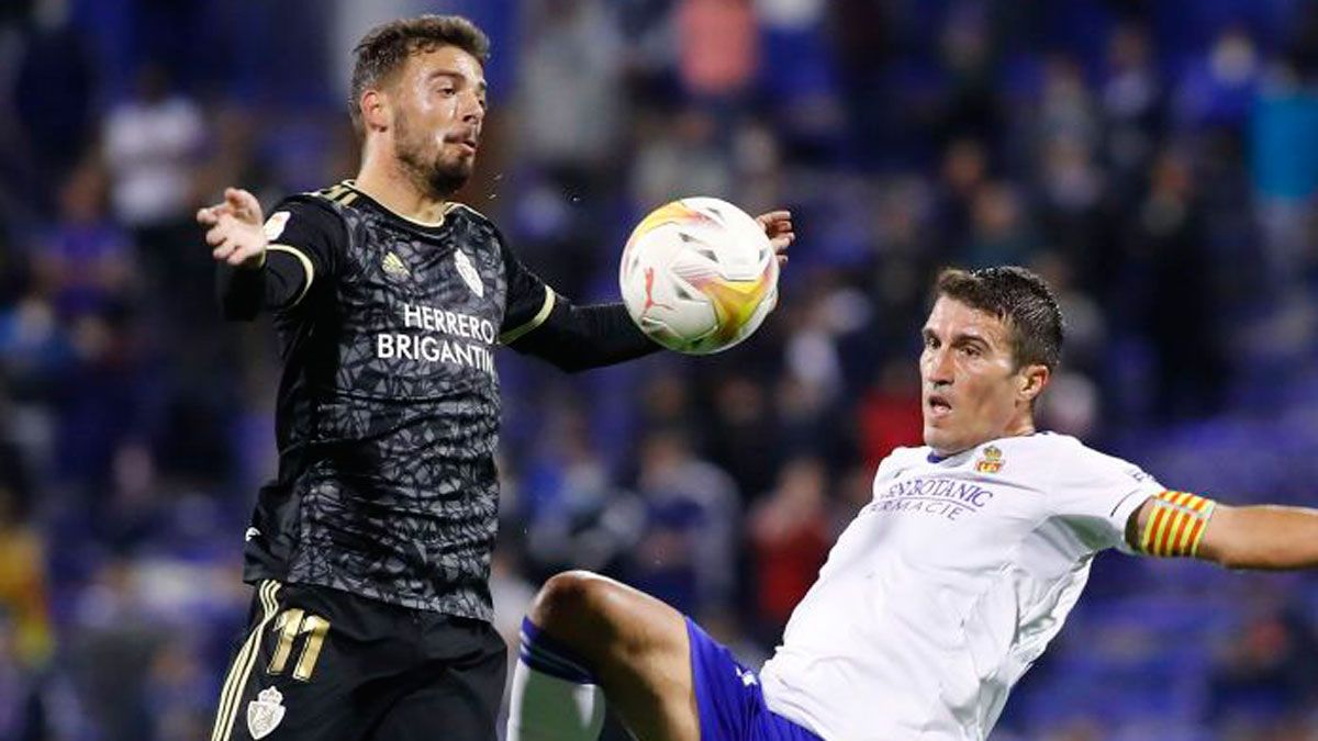 Cristian controla un balón en el choque frente al Zaragoza. | LALIGA