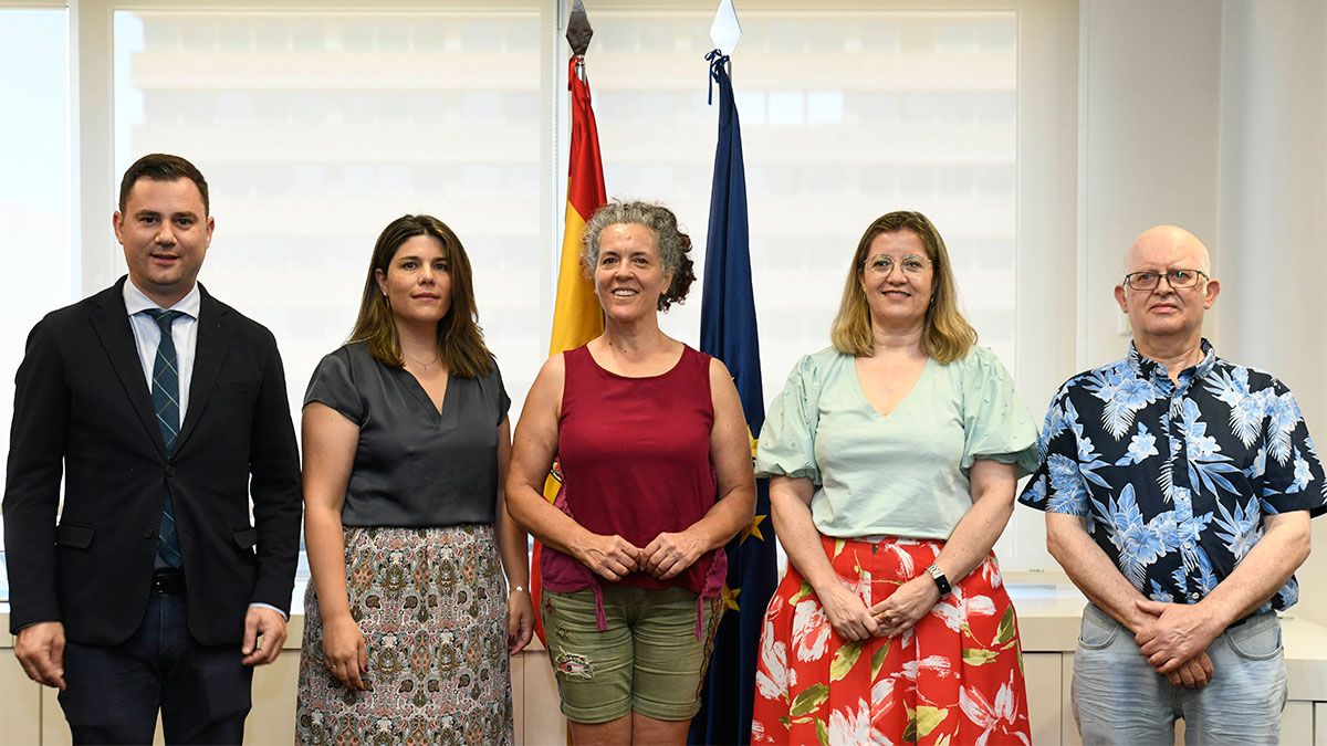 En el centro, la alcaldesa Noemí González y, a su derecha, la presidenta de Adif AV, María Luisa Dominguez. | L.N.C.
