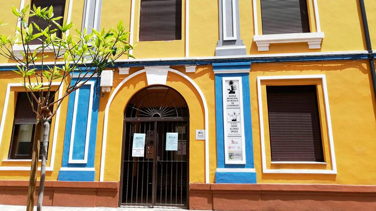 Exterior de la Escuela de Música 'Odón Alonso' de La Bañeza. | L.N.C.