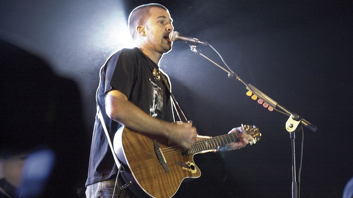 Pau Donés, líder de la formación, durante el concierto ofrecido el 29 de junio de 1999 en León. | ICAL