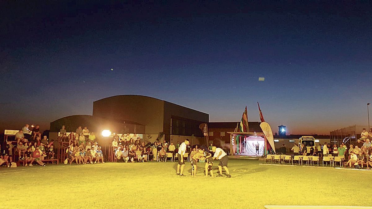 Imagen del corro nocturno celebrado en Quintana de Rueda con una puesta en escena muy atractiva, buscando el espectáculo. | NACHO ÁLVAREZ GALLEGO