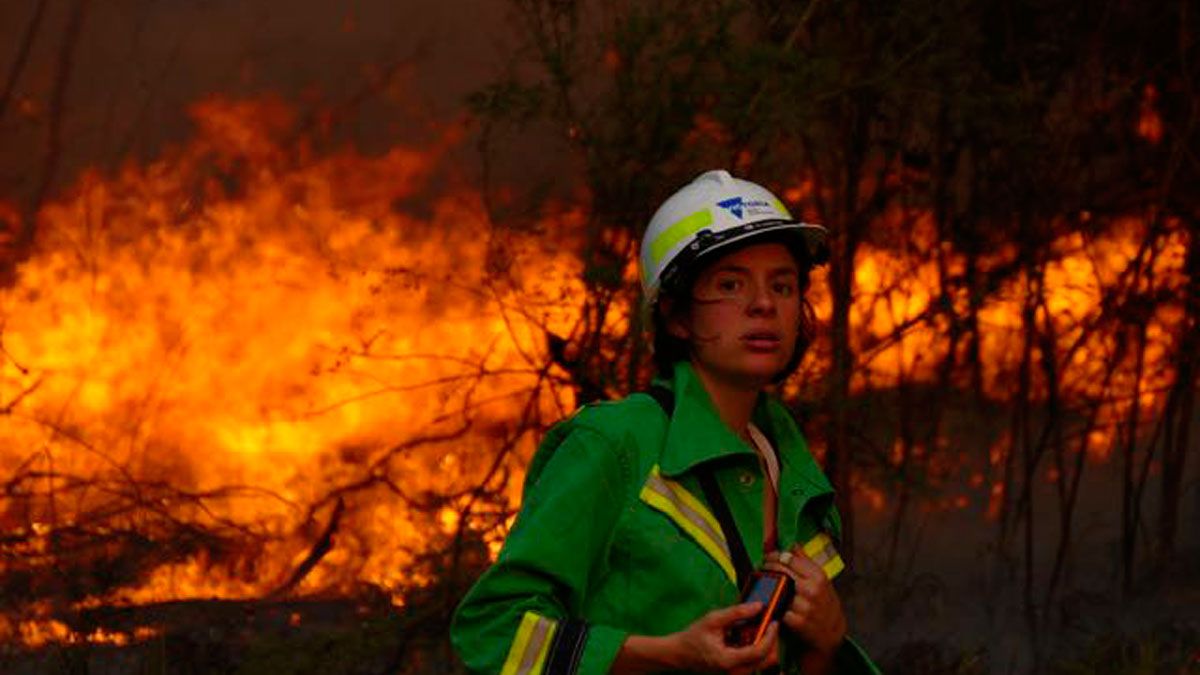 Cristina Santín Nuño, documentando un incendio  en Melbourne (Australia), 2016.