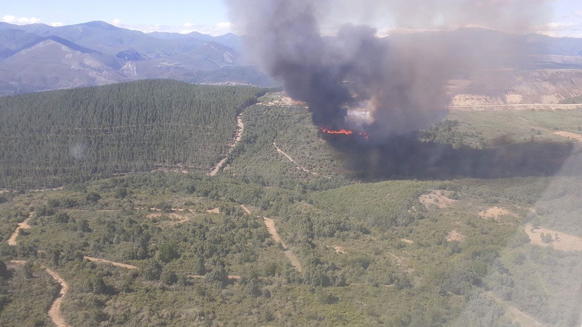 El incendio de Otero de Naraguantes ya se encuentra controlado después de presentar esta imagen hace unos días. | L.N.C. El incendio de Otero de Naraguantes ya se encuentra controlado después de presentar esta imagen hace unos días. | L.N.C.