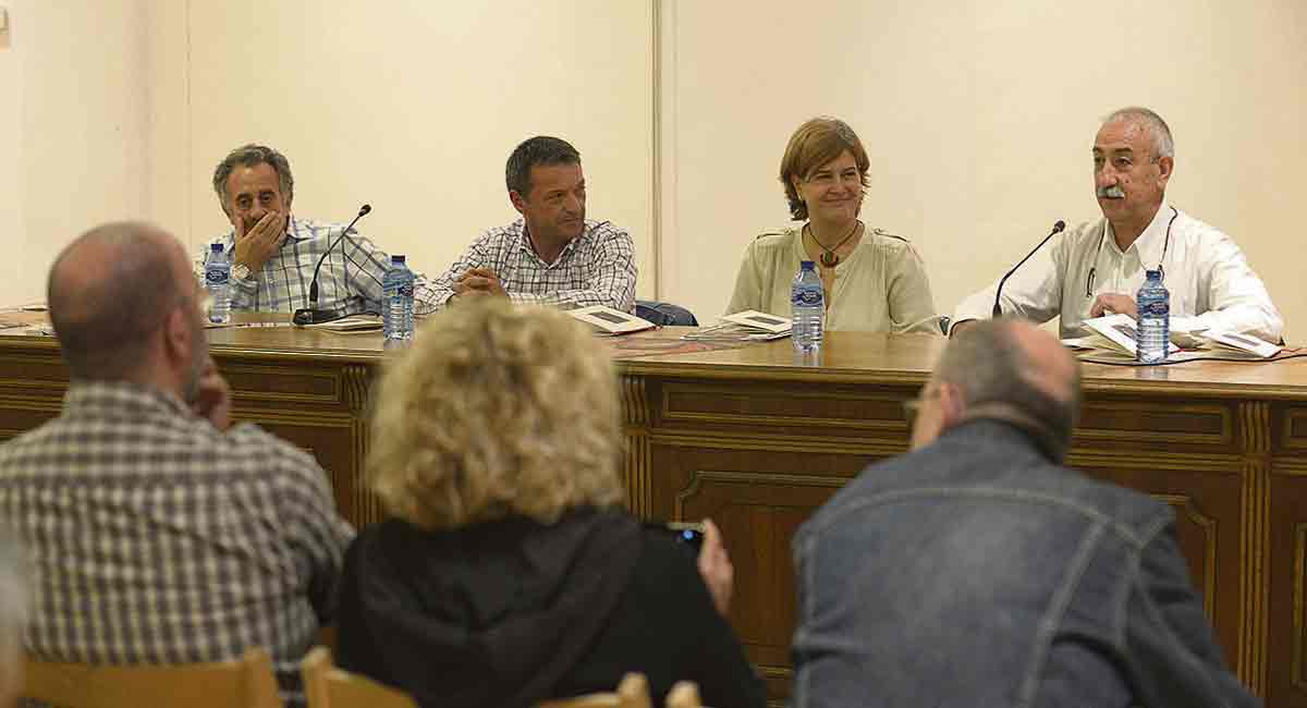 Epigmenio Rodríguez durante el pregón impartido este jueves en el Salón de los Reyes de San Marcelo acompañado por la concejala de Cultura, Margarita Torres, y organizadores de la Feria. | MAURICIO PEÑA