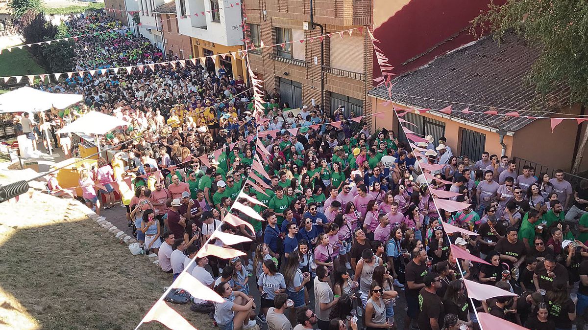 Más de cuatro mil personas, hasta cinco mil se calcula, 3.200 inscritos de 50 pueblos, tomaron las calles de Almanza en su ‘Interpueblos’. | LAURA PASTORIZA