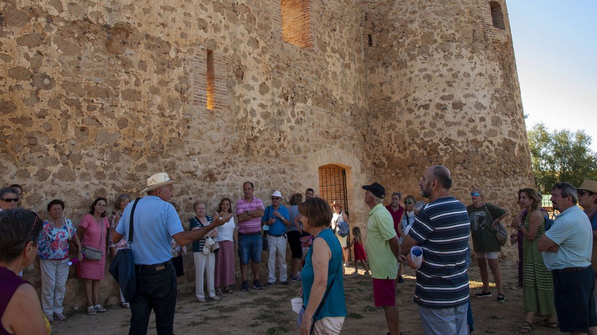 Los participantEs pudieron conocer toda la historia del castillo de Alcuetas. | L.N.C.