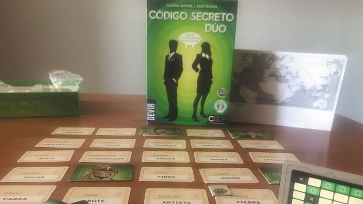 Imagen de la mesa durante una partida de Código Secreto | j.c.