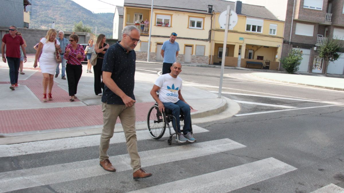 Presentación de las reformas en la rotonda, aceras y pasos de peatones en La Placa