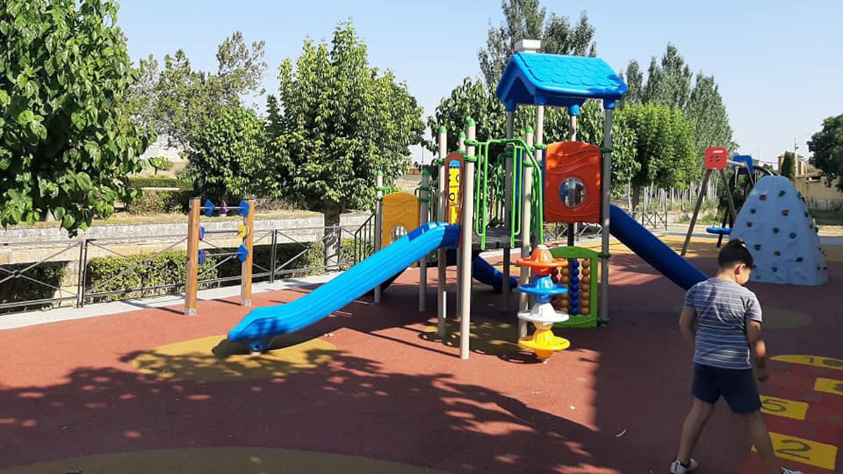 Uno de los nuevos juegos infantiles instalado en Laguna de Negrillos. | L.N.C.