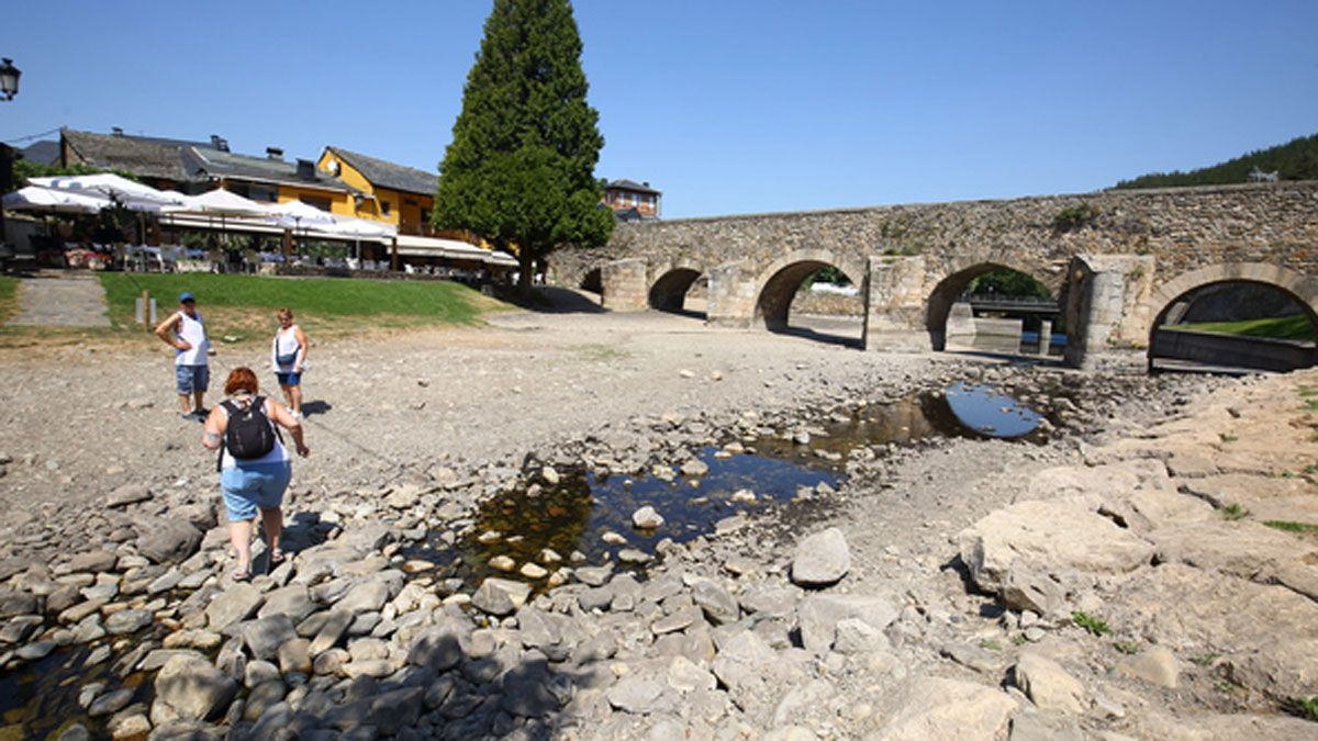 El río Meruelo a su paso por Molinaseca | César Sánchez