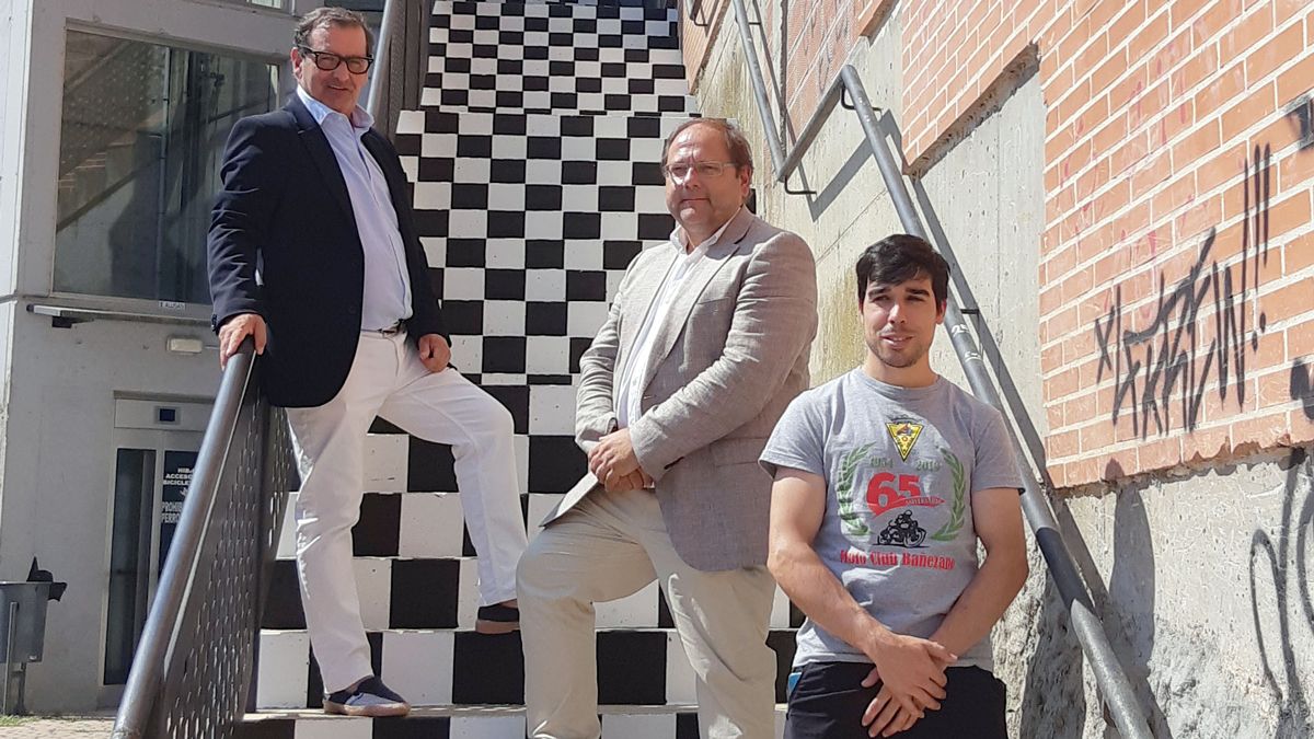 Narciso Prieto, Javier Carrera y Sergio Vidales ante las escaleras. | L.N.C.