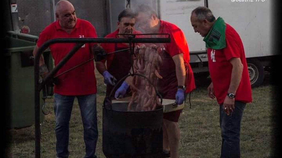 Elaboración del chorizo al vino durante una edición anterior de las fiestas. | L.N.C.