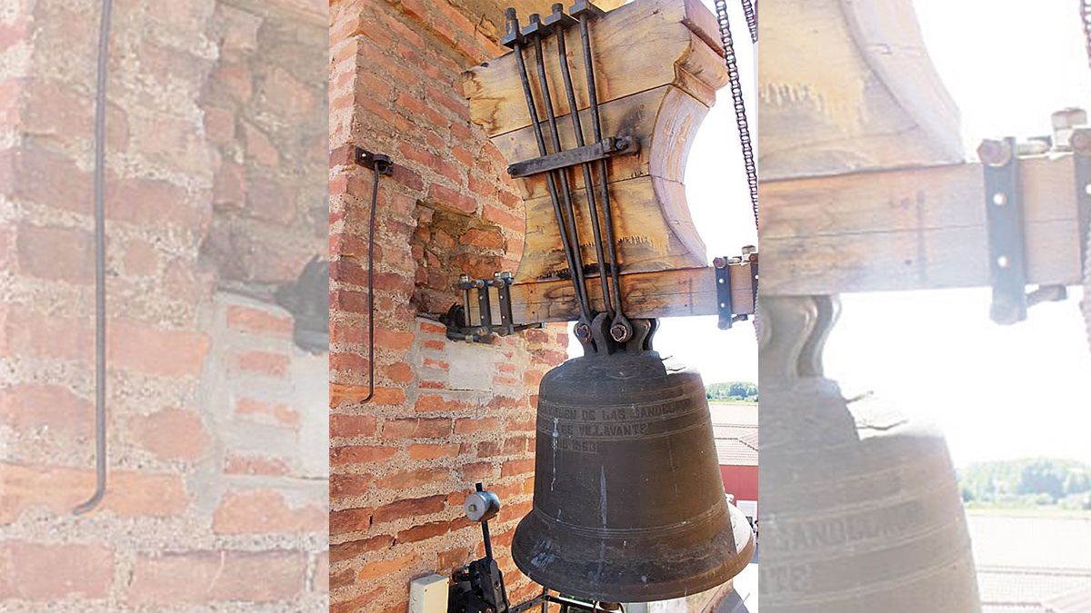 Una de las campanas ubicada en la torre de la iglesia de Villavante. | L.N.C.