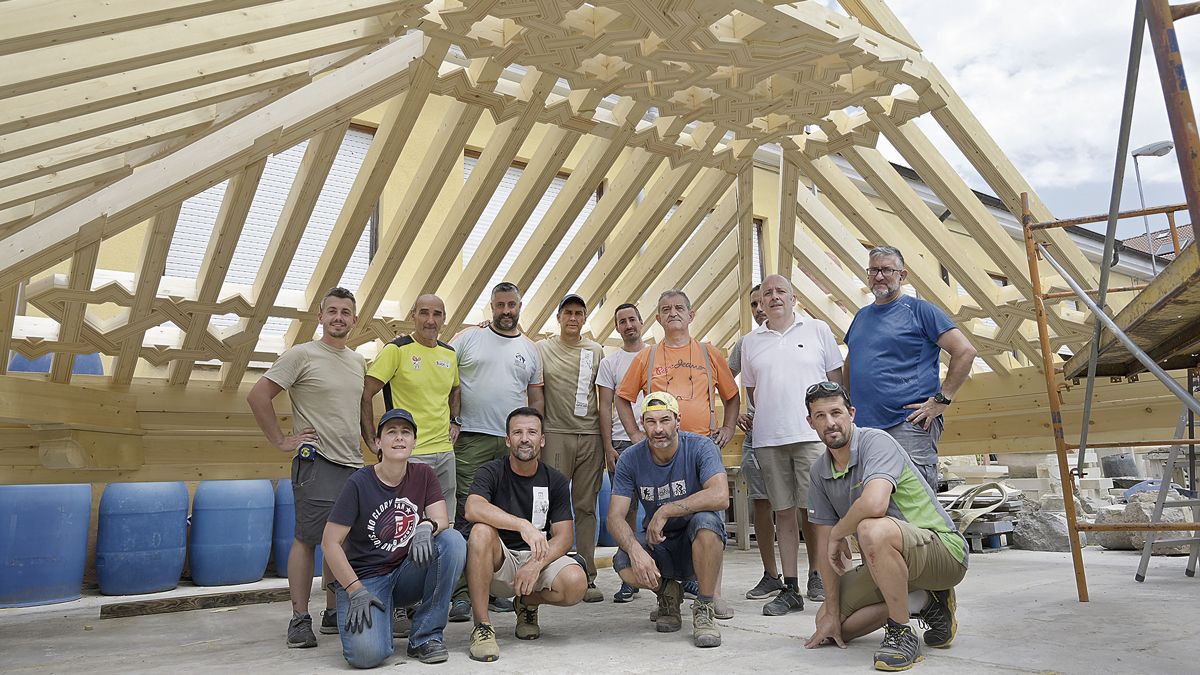 Alumnos y profesores del Taller de Carpintería de Armar ante la obra que están haciendo. | JESÚS F. SALVADORES