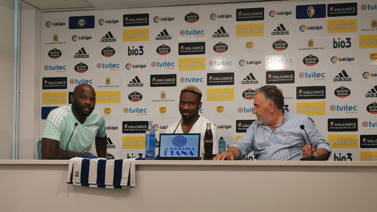 Presentación de Kelechi Nwakali, con José Fernández Nieto, 'Silvano', a su lado | J.F.