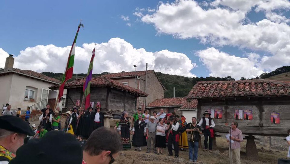 Música, pendones, tradiciones, grupos folclóricos y de bailes se han cita en los rincones más típicos del pueblo, a la sombra de sus famosos hórreos. | FB FELECHAS