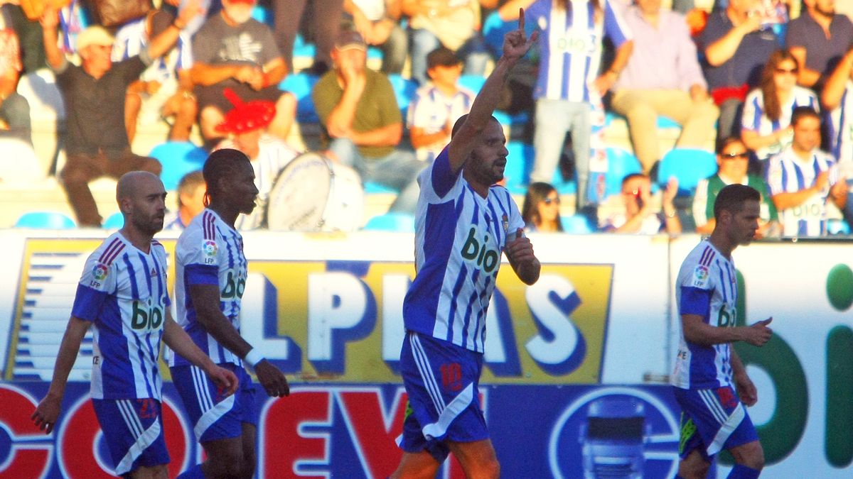 Yuri celebra uno de los goles de la Deportiva en El Toralín. | CÉSAR SÁNCHEZ