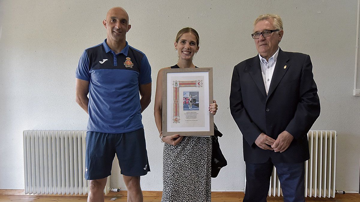 Marta García fue homenajeada ayer en La Virgen del Camino. | SAÚL ARÉN