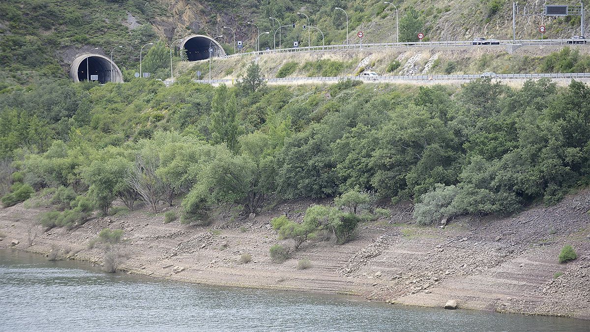 Conforme avanza el verano, la lámina de agua se retira y la topografía original se hace visible, pero sin su vegetación original. | JESÚS F. SALVADORES