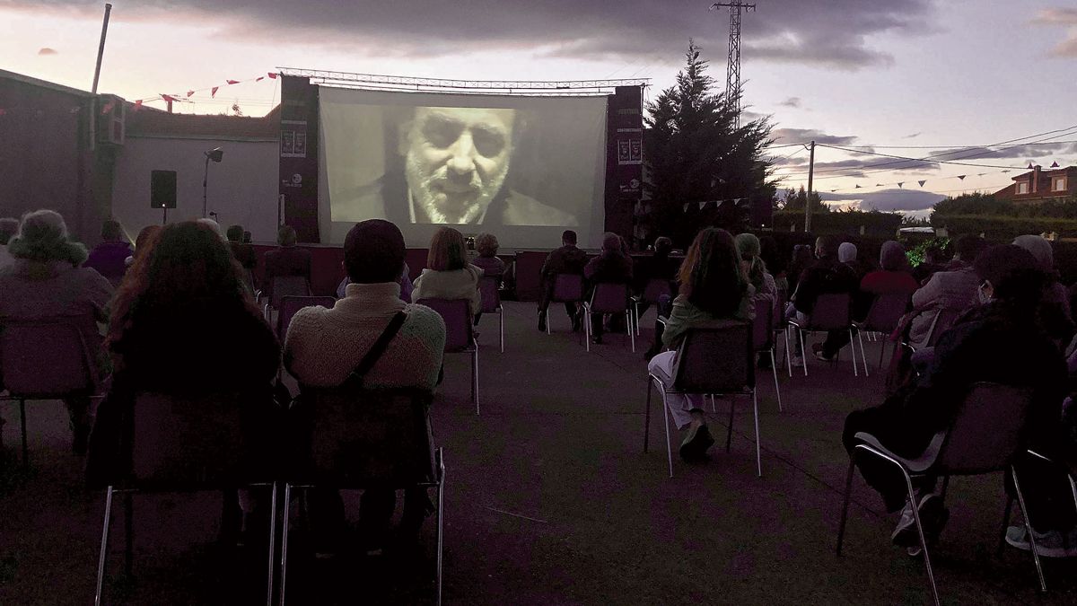 Foto de archivo de una de las proyecciones del festival en el Parque La Pista, en Riego de la Vega. | P.F.