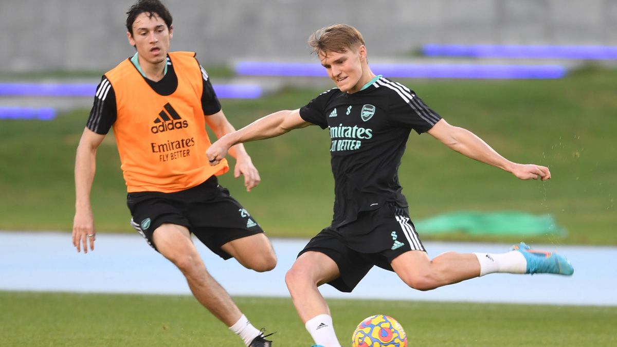 López defiende a Odegaard durante un entrenamiento con el Arsenal en Dubai. | AFC