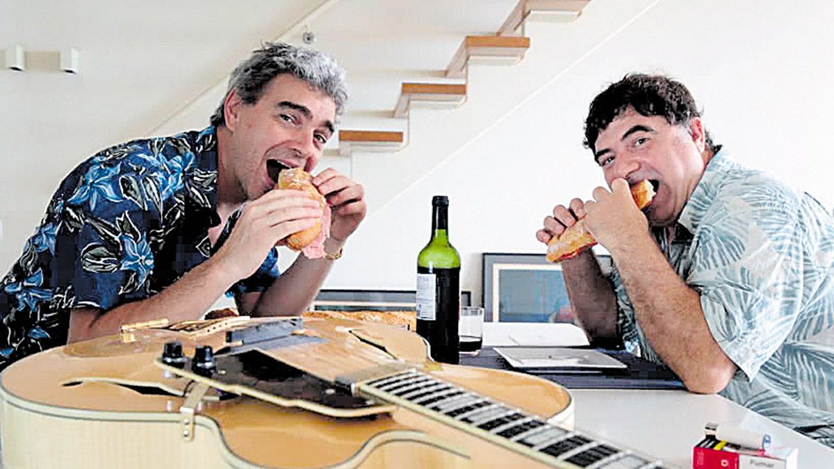 Los guitarristas catalanes Pere Soto y Josep Traver actúan hoy en la plaza de Santo Martino. | L.N.C.