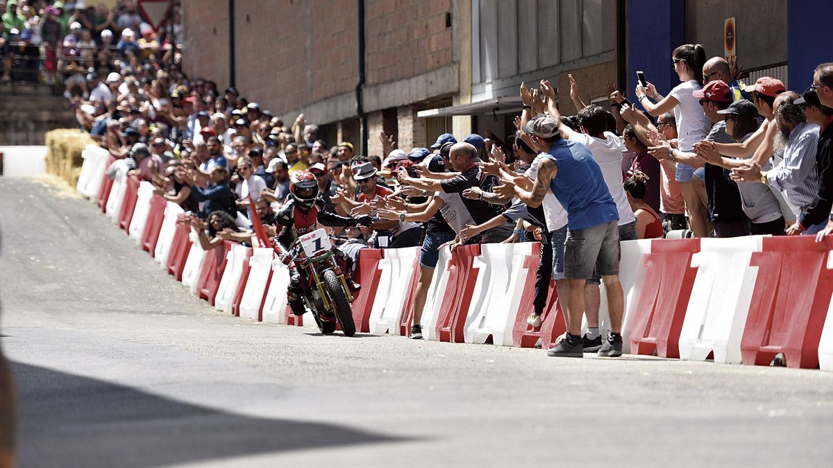 En este 2022 se cumple el 70 aniversario de la carrera de motos bañezana y tras el parón de dos años se prevé un aumento de espectadores. | SAÚL AREN