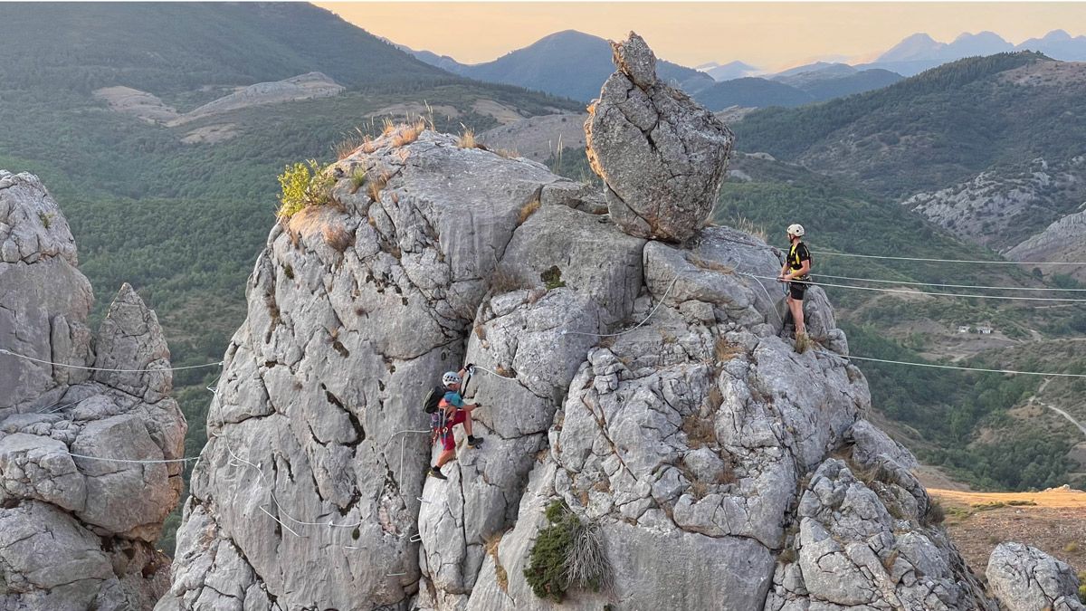 El Valle de Sabero inauguró este sábado su vía ferrata, ubicada en La Herrera entre las localidades de Sahelices y Olleros. | JOSÉ MARÍA ESCAPA