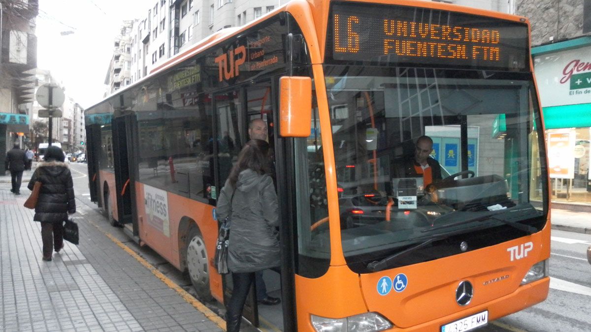 Un autobús del TUP, en el centro de Ponferrada, en una imagen de archivo. | L.N.C. Un autobús del TUP, en el centro de Ponferrada, en una imagen de archivo. | L.N.C.