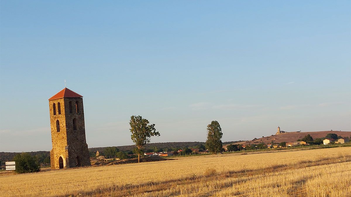 La torre de Fresno de la Valduerna con el santuario de la Virgen de Castrotierra al fondo. :: E.P.F.