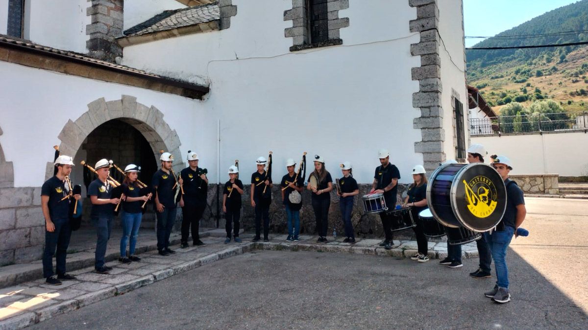 La banda de Gaiteros del Carbón fue la encargada de poner la música tanto en el pasacalles matutino como en su en parada la plaza. | ESTEFANÍA NIÑO