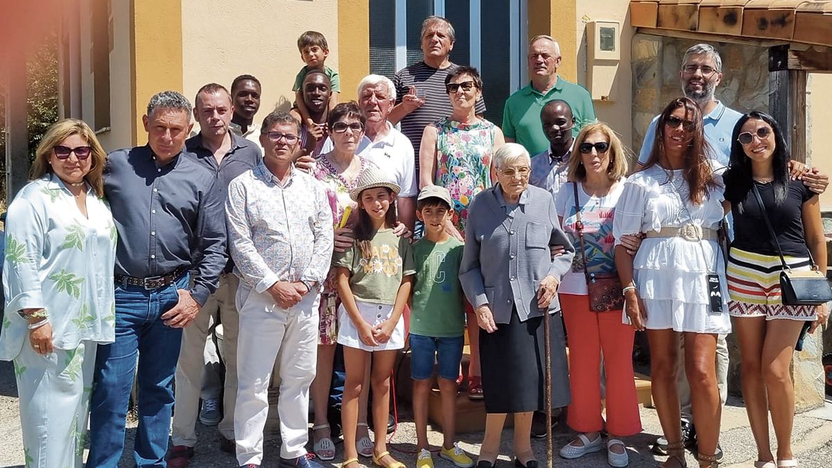 La familia de la veterana maestra acudió al acto de inauguración de la plaza de Escuredo que ya lleva su nombre. | L.N.C.