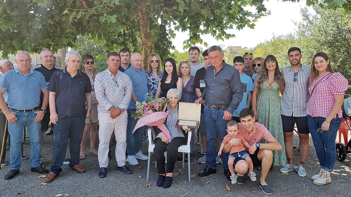 Rosario, sentada en el centro y en la foto inferior, rodeada de buena parte de su familia en Escuredo. | L.N.C. Rosario, sentada en el centro y en la foto inferior, rodeada de buena parte de su familia en Escuredo. | L.N.C.