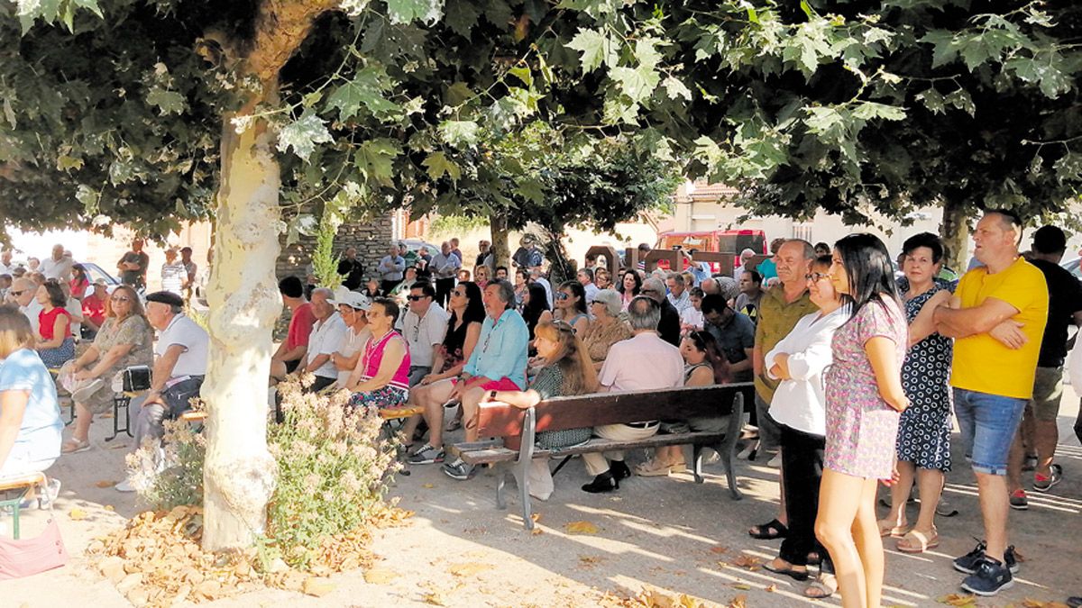 Autores y gentes de diversa procedencia acudieron el domingo a Riofrío para la lectura de ‘Versos a Oliegos’. :: L.n.C.