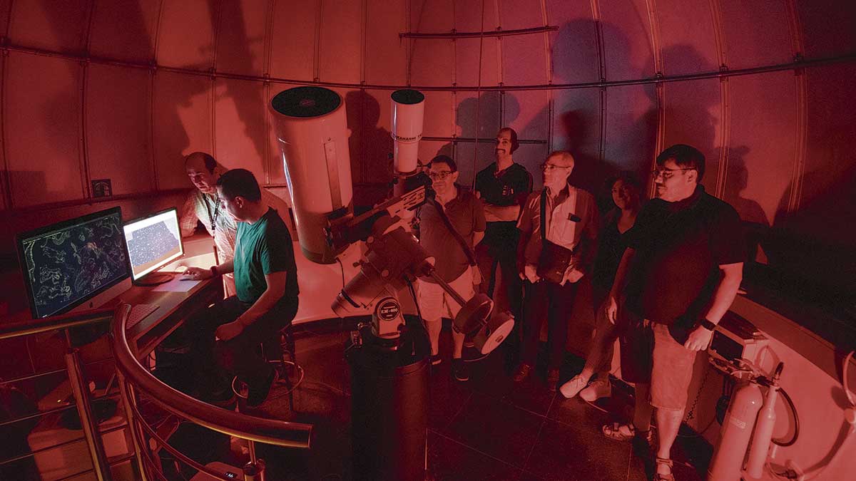 Un grupo de socios de la Asociación Leonesa de Astronomía en el interior del observatorio, ubicado en el Coto Escolar. | SAÚL ARÉN