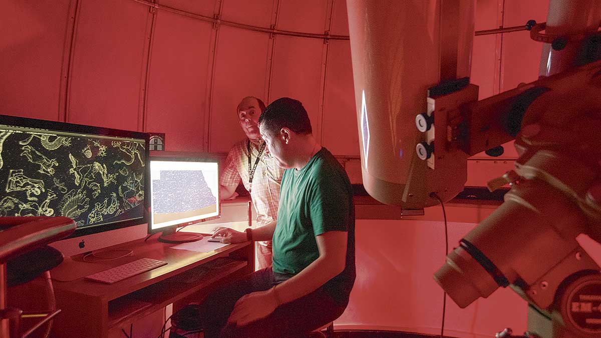 La tecnología es un gran aliado a la hora de observar diferentes estrellas y constelaciones. | SAÚL ARÉN La tecnología es un gran aliado a la hora de observar diferentes estrellas y constelaciones. | SAÚL ARÉN
