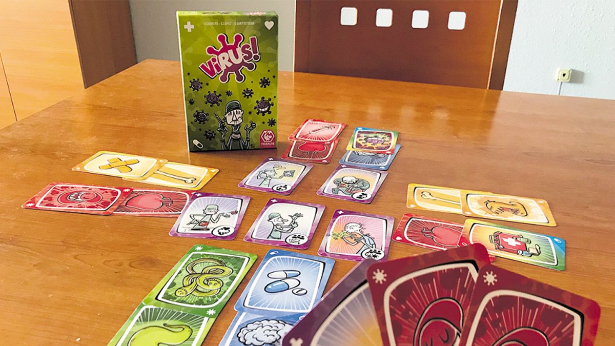 Un instante de una partida de ‘Virus’, con algunas de sus cartas sobre la mesa. | J.C.