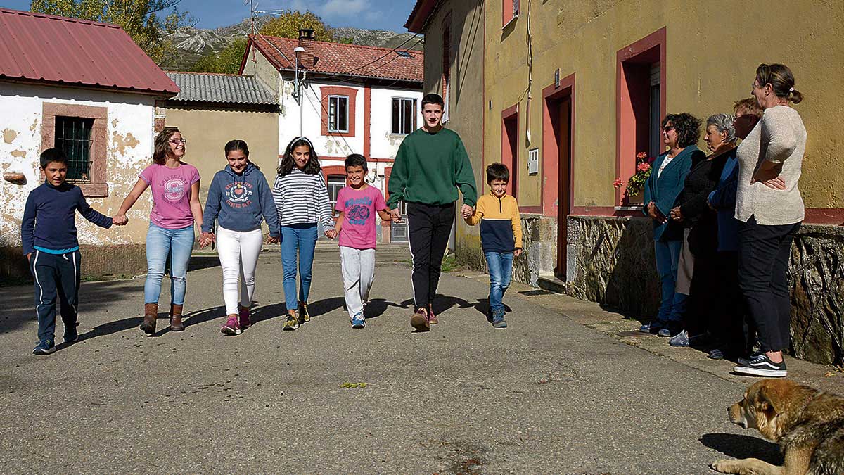 Imagen de archivo de juventud en un pueblo de León. | MAURICIO PEÑA