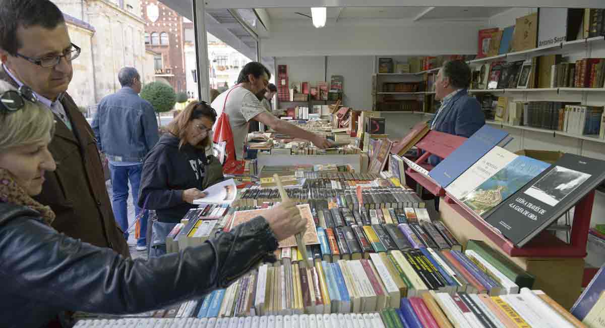 Diez librerías se dan cita en la 23 edición de la Feria del Libro Antiguo y de Ocasión de León, que vuelve a tener como escenario la plaza de San Marcelo. | MAURICIO PEÑA
