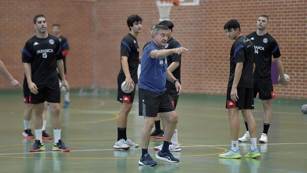 Cadenas da instrucciones a sus pupilos en Valencia de Don Juan. | SAÚL ARÉN