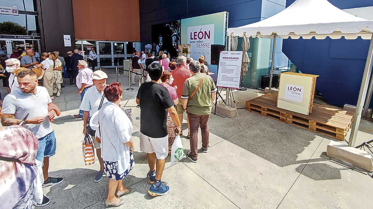 Cientos de visitantes se acercaron ayer al stand promocional de León. | L.N.C. Cientos de visitantes se acercaron ayer al stand promocional de León. | L.N.C.